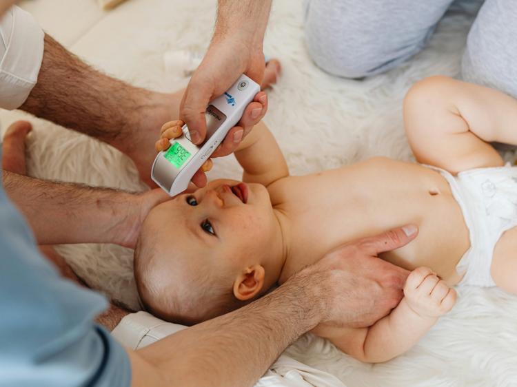 婴幼儿打嗝超两周当心病理问题！四大信号与护理方案
