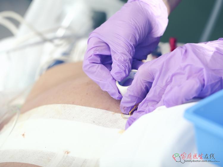 河南经贸学院女教师心脏骤停女学生急救